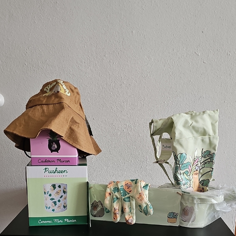 Pusheen Gardening Set with Brown and Green Accents